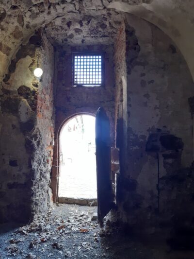 Eingang zur Nebenkapelle, an den Seiten siehst Du zum Teil noch Partien aus dem ältesten romanischen Bauabschnitt